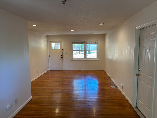 Building Photo - 520 N Hale St