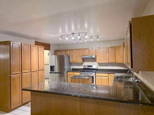 Building Photo - 2589 N Oakmont Dr