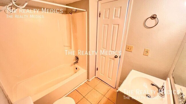 Building Photo - 126 Blue Pointe Way