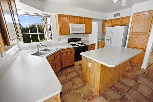 Building Photo - Elegant 4-Bed Home with Balcony & Backyard...