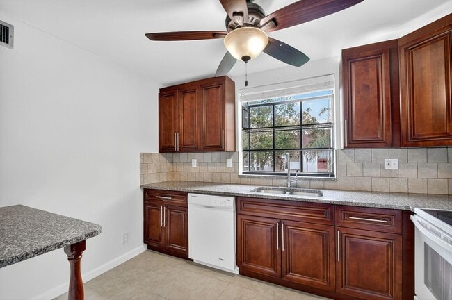 Building Photo - 5040 Rose Hill Dr