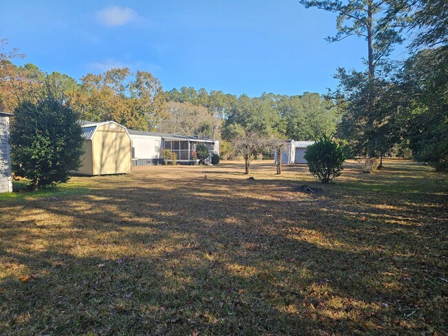 Building Photo - Lovely 3-Bedroom Home with Fenced Yard & R...