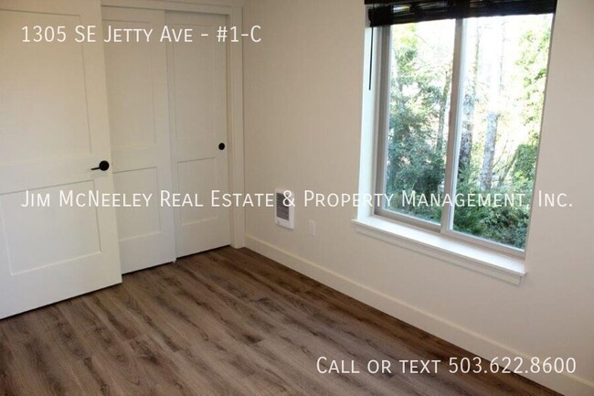 Building Photo - Lower level 2 bed/ 1 bath w/ 1 Assigned Pa...