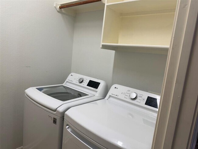 Building Photo - 15228 Fernhill Dr