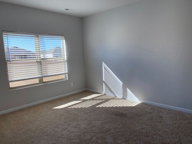 Building Photo - Four years old newer Four Bedroom in Meridianville