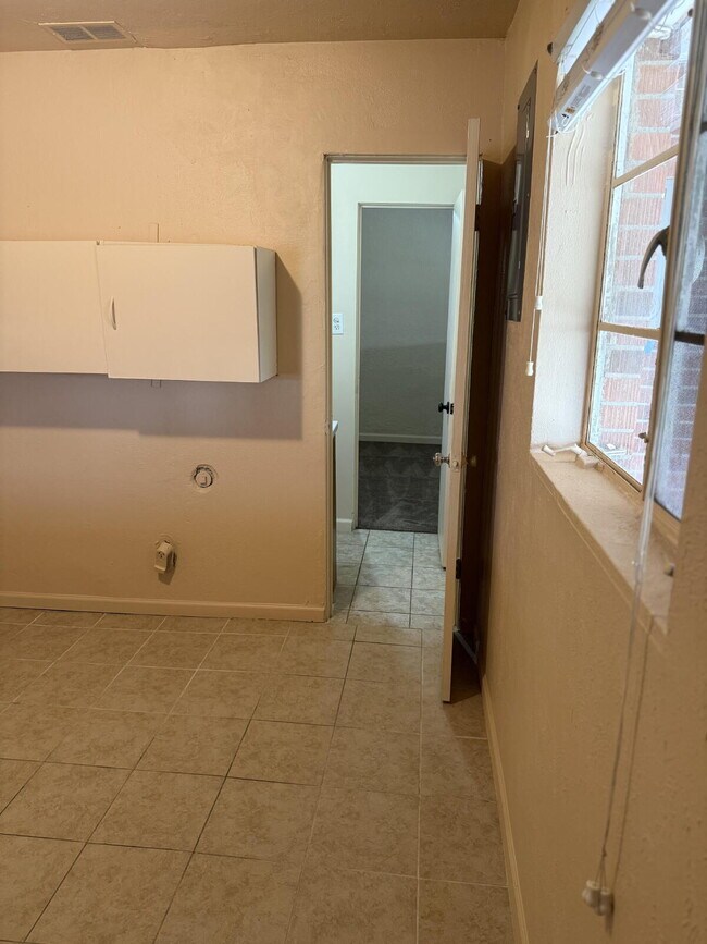 Building Photo - Charming 3 bed/2 bath house in the Heart o...