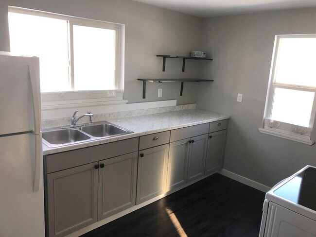 Building Photo - Charming 1 bed, 1 bath home featuring a fenced yard