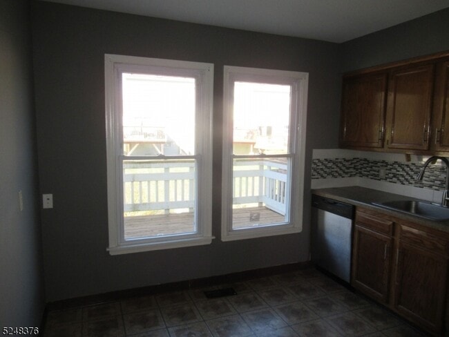 Building Photo - 1 Lakeview Terrace