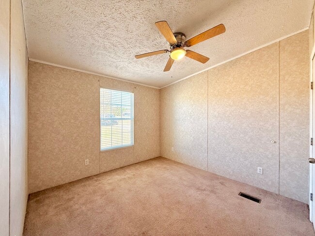 Building Photo - Lovely spacious home-3 bedroom-2 bathrooms-all appliances