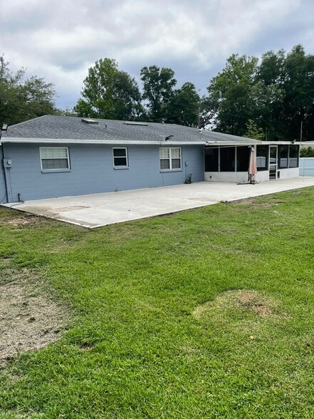 Building Photo - 1704 NW 39th Ter