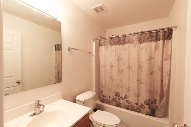 Building Photo - Beautiful  3000 sq ft two story home with ...