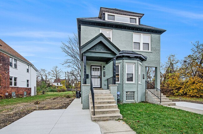 Building Photo - Lower Unit - Newly Constructed - 2 bed/2 bath - Must See!