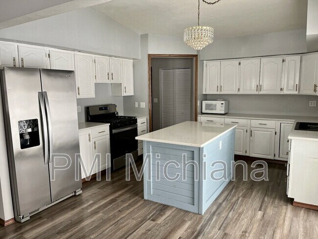 Building Photo - 19901 Oakdale Ave