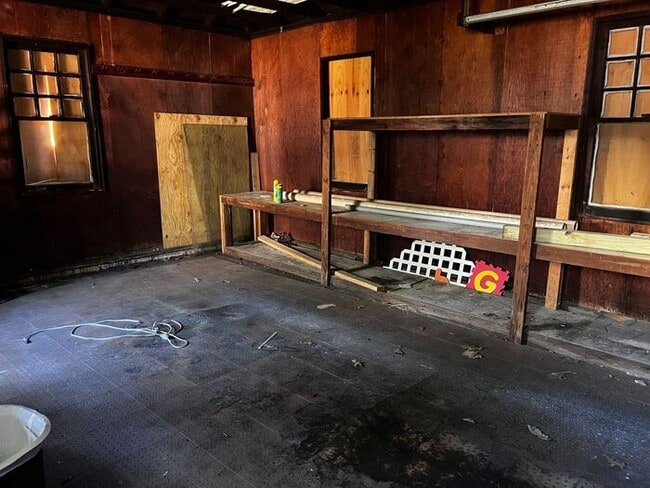 Building Photo - 3 Bedroom with Large Master Suite Upstairs...