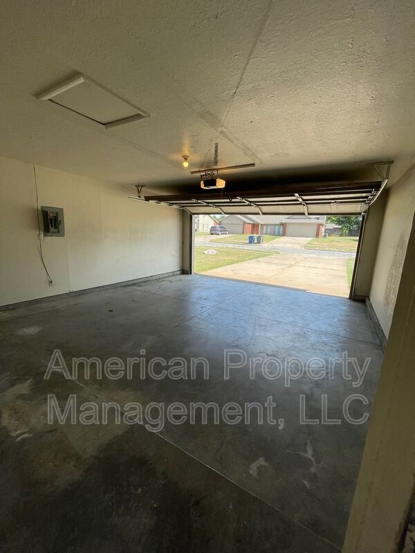 Building Photo - 13129 E 44th St