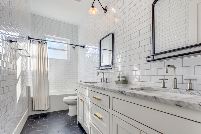 Building Photo - 709 E 13th St