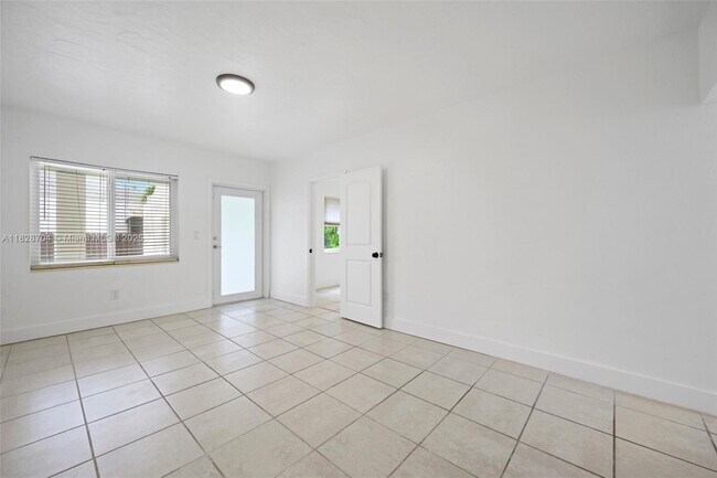 Building Photo - 550 NE 82nd Terrace