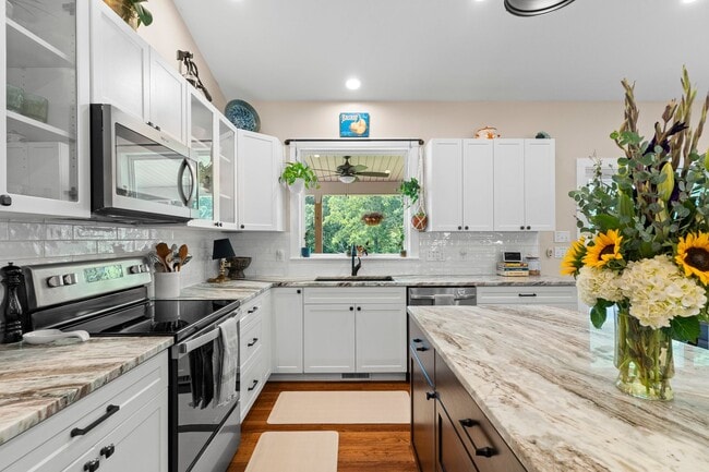 Building Photo - Spacious and Inviting - Beautifully-Mainta...