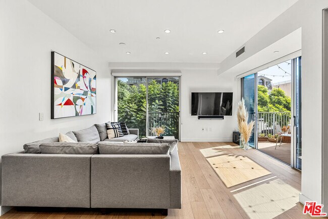 Building Photo - 855 Croft Ave