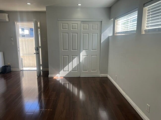 Building Photo - Charming Winnetka Studio (ADU)! Laundry In Unit!