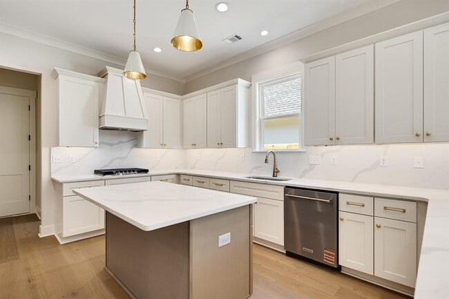 Building Photo - 352 Avon Rd