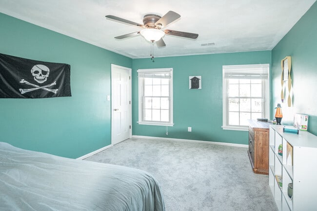 Building Photo - GORGEOUS 5 BEDROOM HOME LOCATED IN SALEM W...