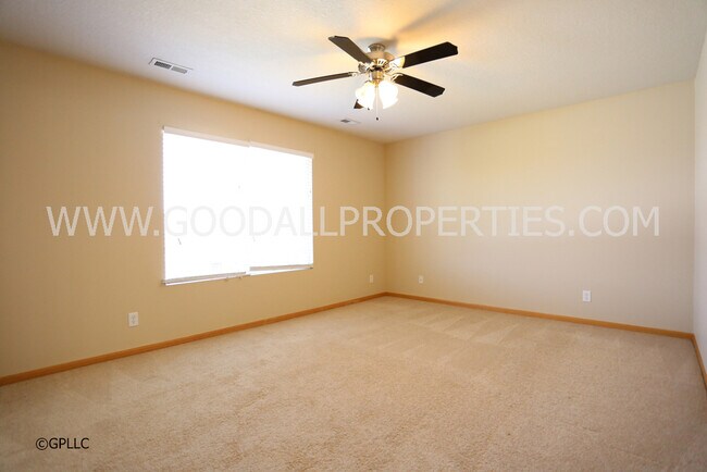 Building Photo - 3-Bedroom, 2.5-Bath Home in Urbandale with Attached 2-Car Garage