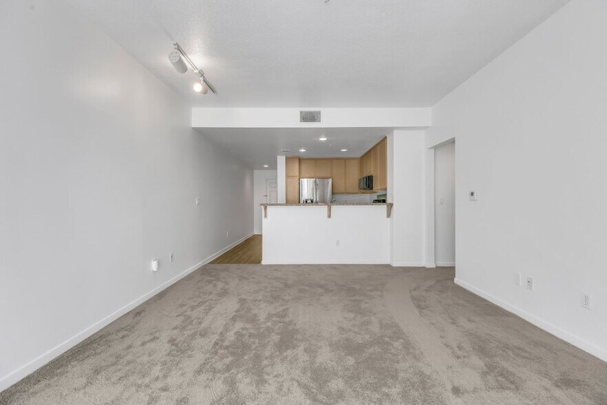 Building Photo - 160 S Hudson Ave