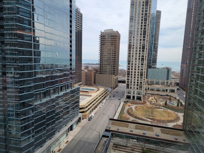 Building Photo - 512 N McClurg Ct