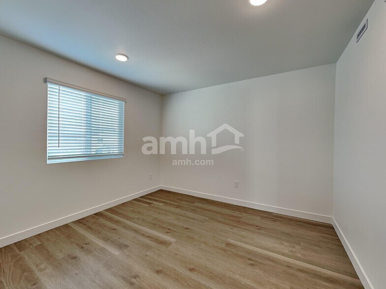 Building Photo - 9740 W Parkway Dr