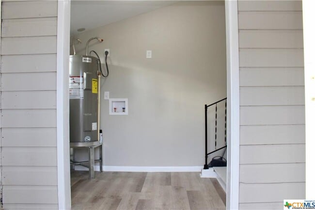 Building Photo - 1409 E Mistletoe Ave