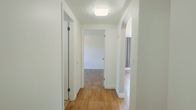 Building Photo - Darling Updated Cottage with New Kitchen a...