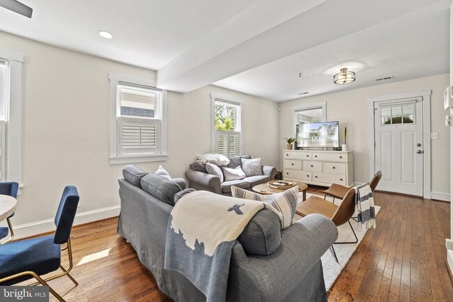 Building Photo - 102 E Linden St