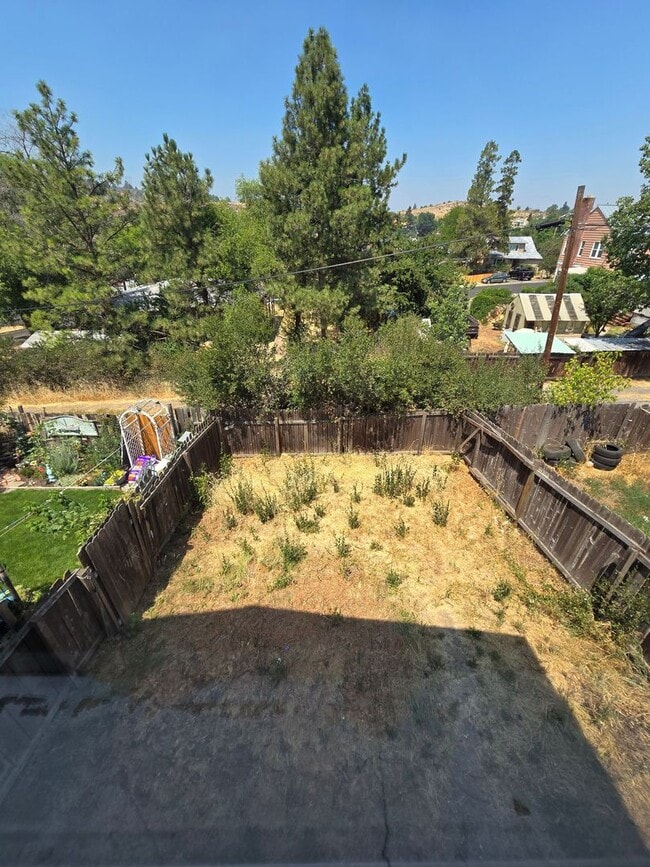 Building Photo - 3 bedroom 1 bath duplex