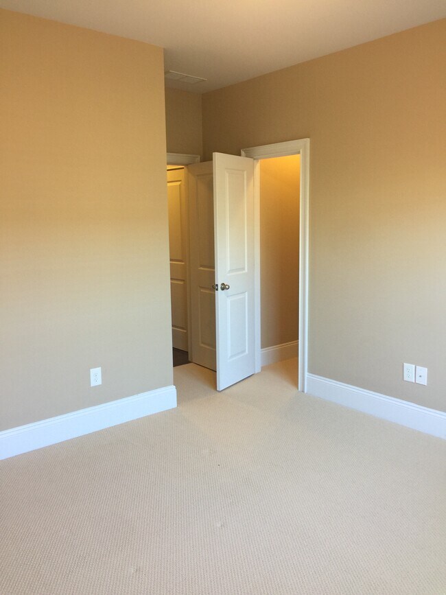 Building Photo - 210 Alderwood Point