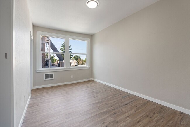 Building Photo - Fully Renovated Studio - Near PDX Airport - MUST SEE!