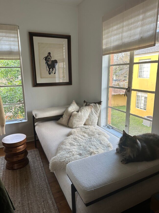 Building Photo - F28