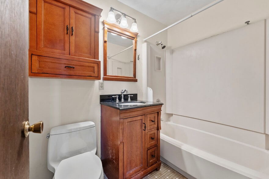 bathroom - 660 Tremont St