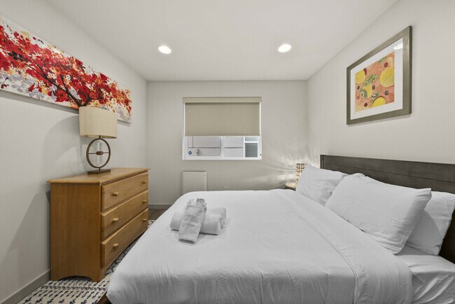 Building Photo - 5210b Brooklyn Ave NE