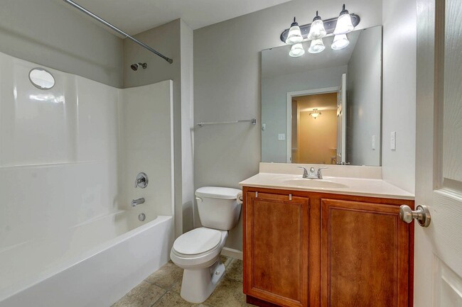 Building Photo - Gorgeous Updated 3 Bed 2.5 Bath Home w/2 C...