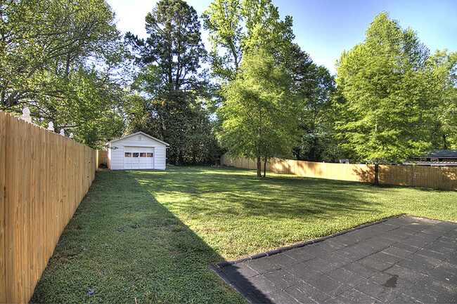 Building Photo - Stunning Ranch Minutes From Uptown.