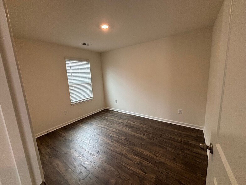 Building Photo - 1011 Persimmon Holw