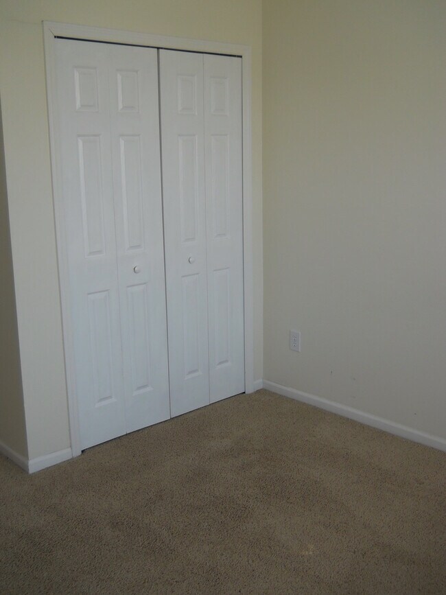 Building Photo - 911 Jasmine Dr