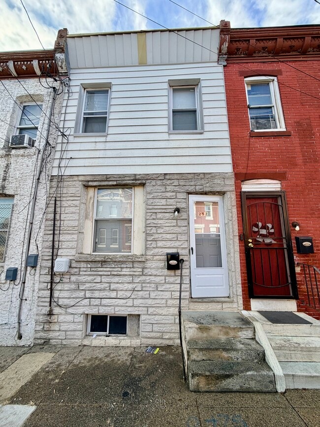 Building Photo - 252 E Cambria St