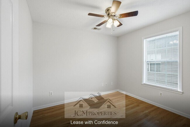 Building Photo - 700 Cottonwood Dr