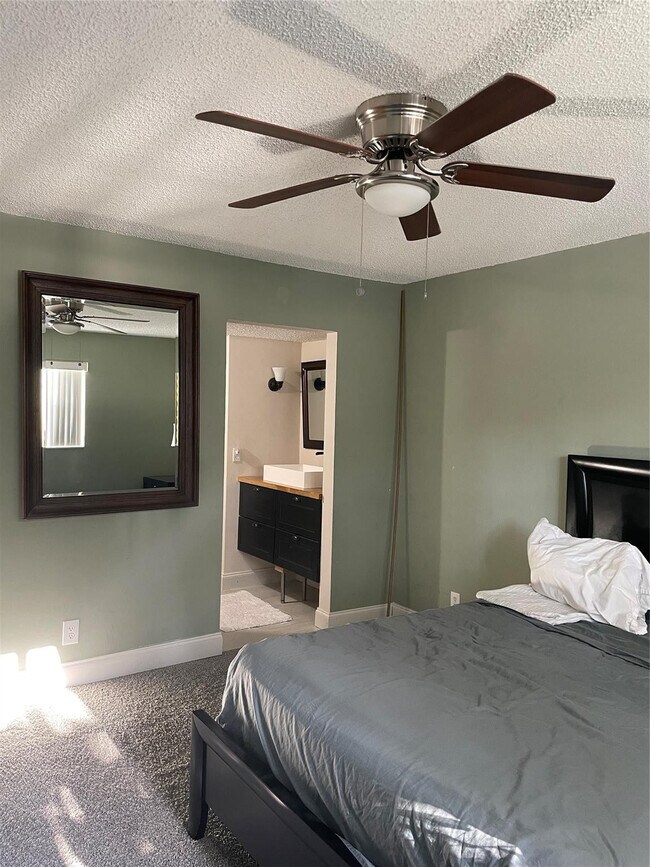 Building Photo - 6075 N Sabal Palm Blvd