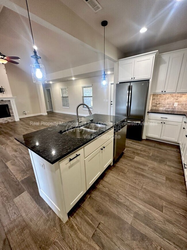 Building Photo - 3600 SW Brittany Rd