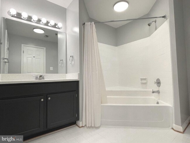 Building Photo - 1100 Quaker Hill Dr