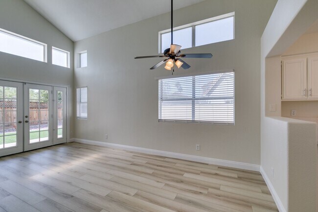 Building Photo - Charming 3-Bedroom Home in Green Valley wi...
