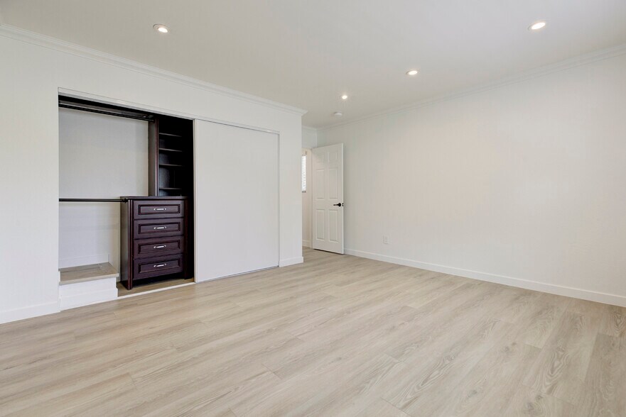 Building Photo - 247 N Oak Ave